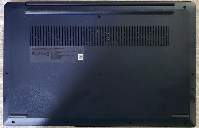 Lenovo Slim3 15ABA7 R5 - 后部 - 卸下螺丝